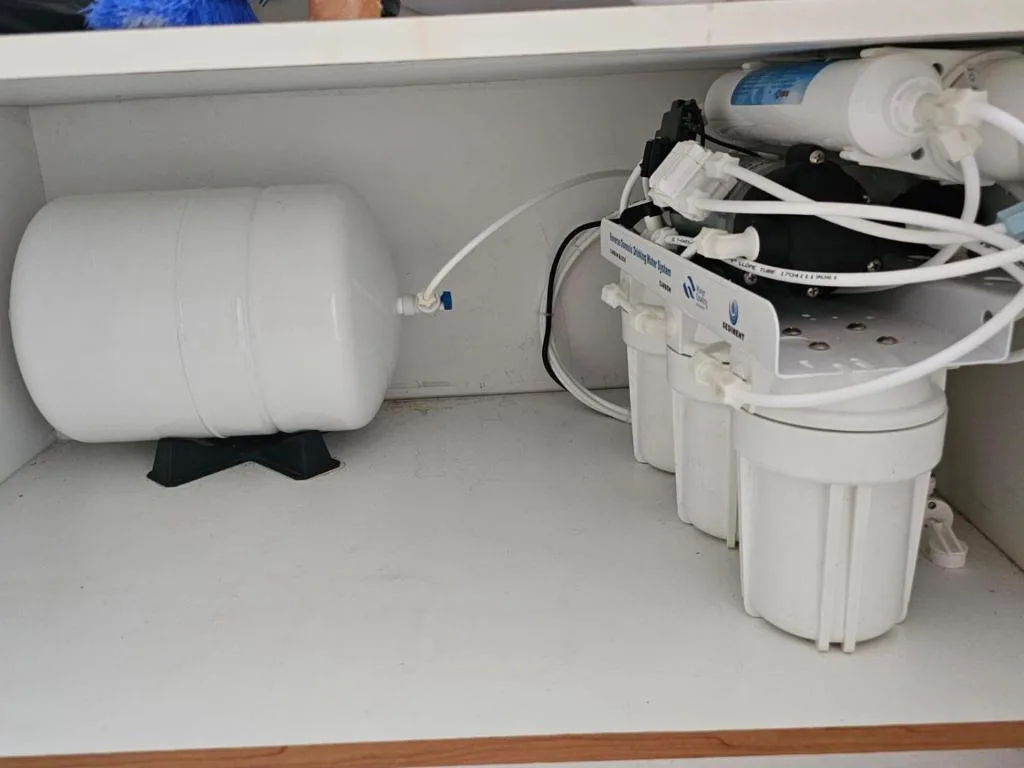 Under-sink water filtration system with storage tank and reverse osmosis unit