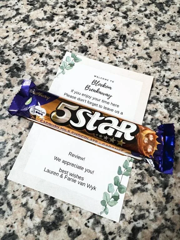 Welcome card and chocolate bar on speckled granite countertop