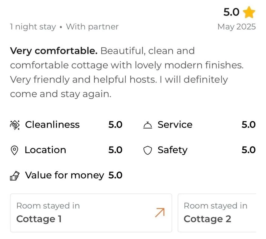 Five-star guest review highlighting cleanliness, service, and comfort ratings