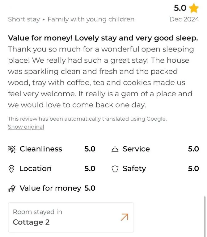 Five-star guest review praising cleanliness, service, and welcoming amenities